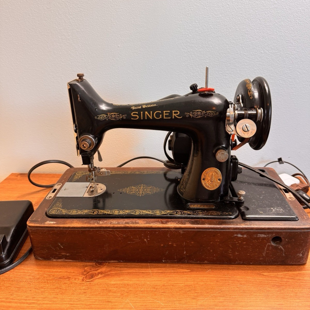 1940's Singer Sewing Machine w/ Bentwood Case Great Condition