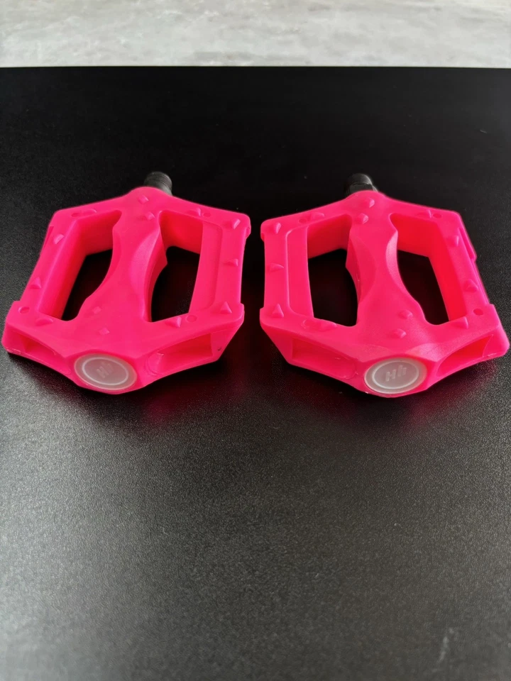Resin Body Pedals 9/16" HOT PINK - Image 3 of 4