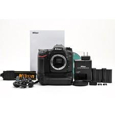 Corpo fotocamera Nikon D7100, numero di otturatori 13K, impugnatura MB-15, usato in ottime condizioni