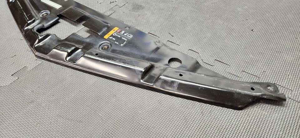 Chevrolet Camaro SS 2010-2015 cubierta de soporte de radiador OEM Foto 2 de 4