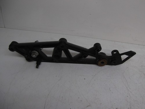 KAWASAKI GPZ1100 FOOTREST HANGER RIGHT-HAND GPZ1100 CIRCA 1982-1985 - Picture 4 of 5