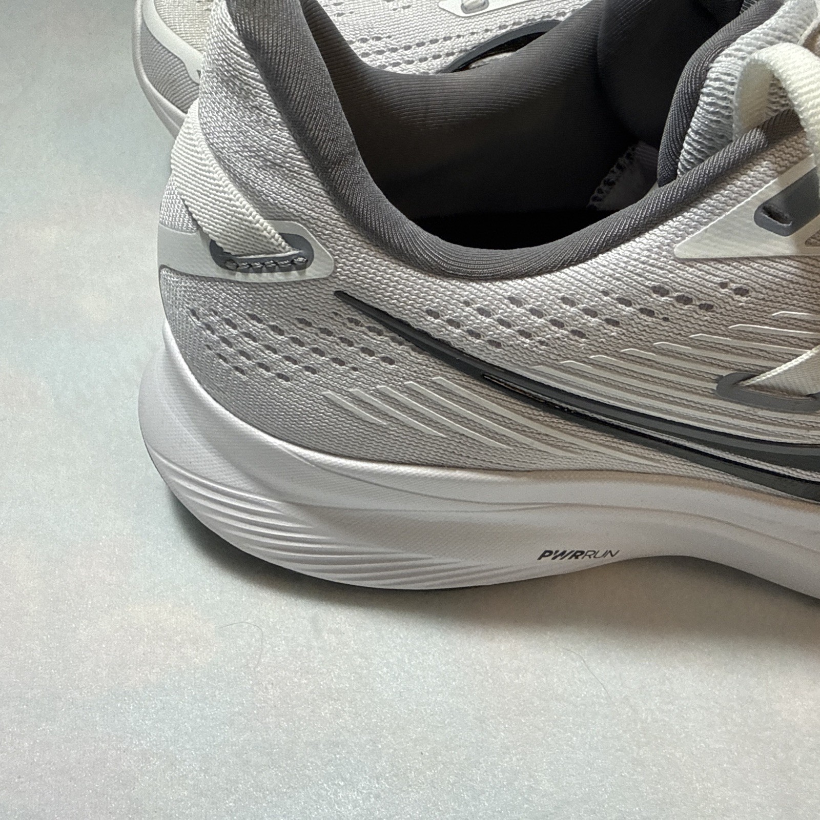 Men’s Saucony Guide 16 White Black. Size 11. image 4
