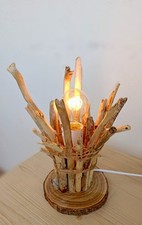 Lampada da tavolo in legno spiaggiato.Modello unico realizzato a mano 