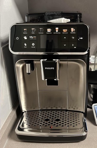 Philips Kaffeevollautomat 5400 Series LatteGo, Schwarz, Milchsystem EP5447/90