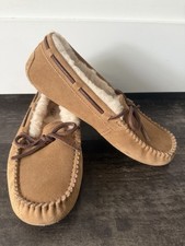 UGG Dakota Women  s Size 7 Chestnut Suede Sheepskin Moccasin Slippers 1107949