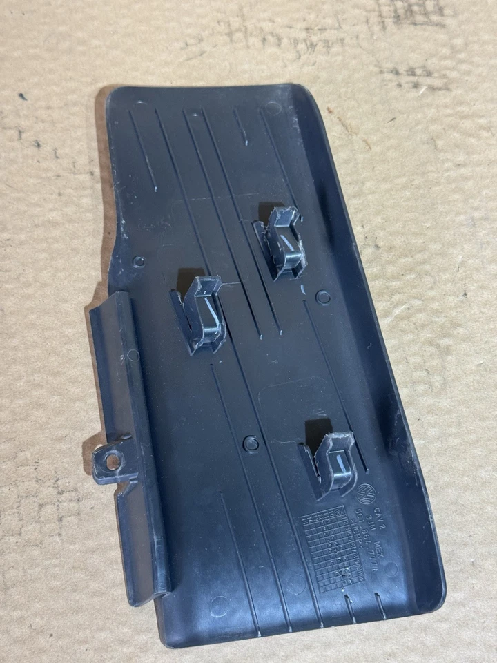 H40816 2012-2019 Volkswagen Beetle PAINEL DE ACABAMENTO DE DESCANSO PARA OS PÉS 5C1864777A FABRICANTE DE EQUIPAMENTO ORIGINAL - Imagem 2 de 3