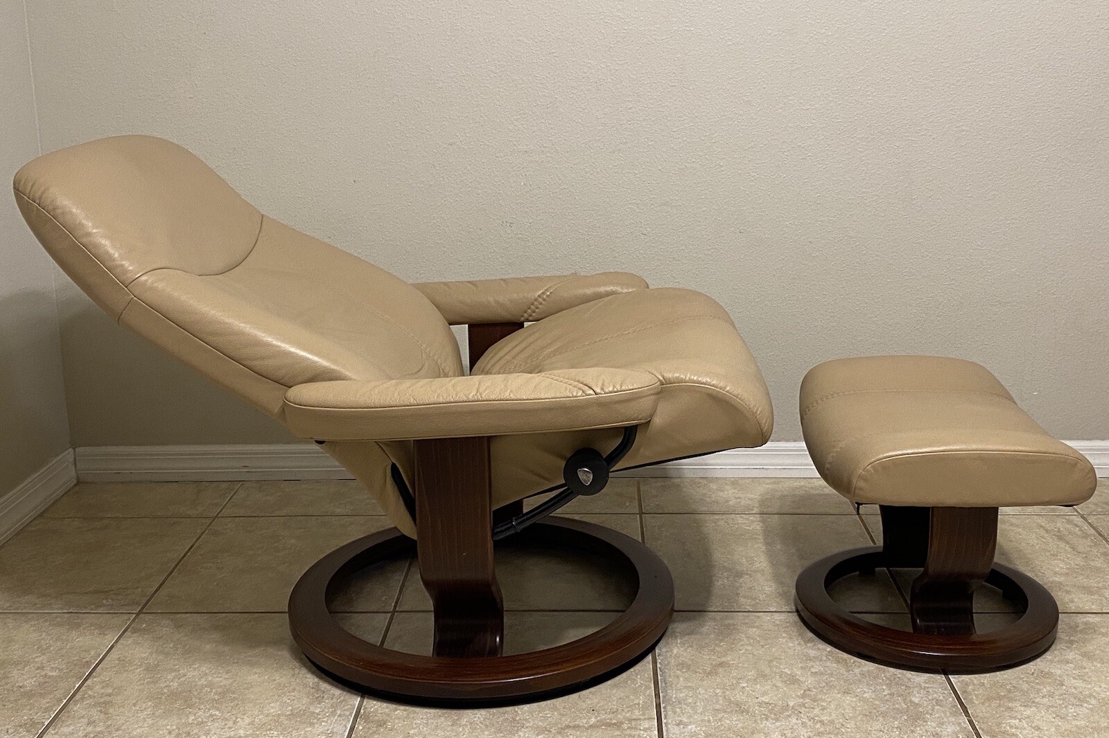 Ekornes Stressless Leather Recliner ‘Governor’ Chair & Ottoman Large Model