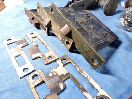 Mixed Lot of 26 Antique Glass, Wooden, Brass Door Knobs, 4 Mortise Locksets Etc. - Picture 4 of 6