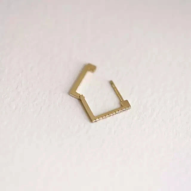 Aretes tipo argolla cuadrados de diamantes creados en laboratorio redondos de 1 quilate enchapados en oro amarillo de 14 k Foto 2 de 4