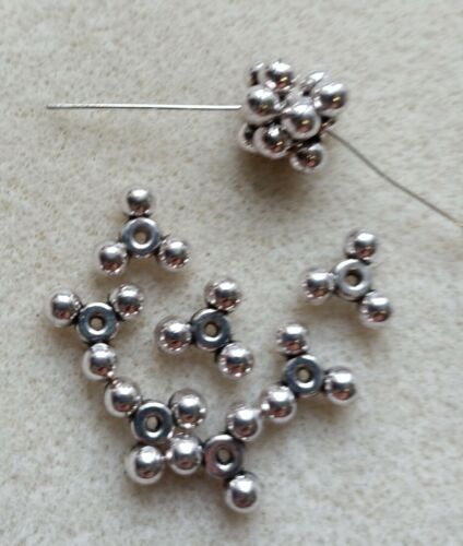 30 x Triangle Spacer, Ball effect. Beads. 10mm Craft/Jewellery Making. 01324. UK - Picture 1 of 1