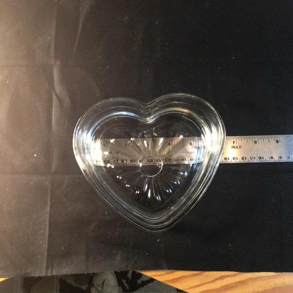 6 英寸宽 x 5.5 英寸长 x 2.25 英寸高 Libbey 重型玻璃心形碗糖果装饰盘 — 第 4/4 张图片