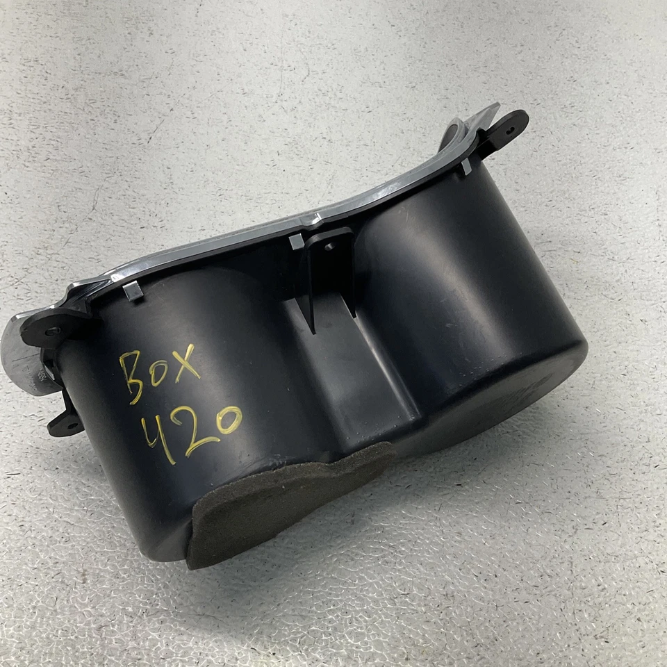 Центральная консоль Kia Forte 2010-2013 годов выпуска с двумя подстаканниками в сборе B27001-25031 от оригинального производителя - Изображение 4 из 4