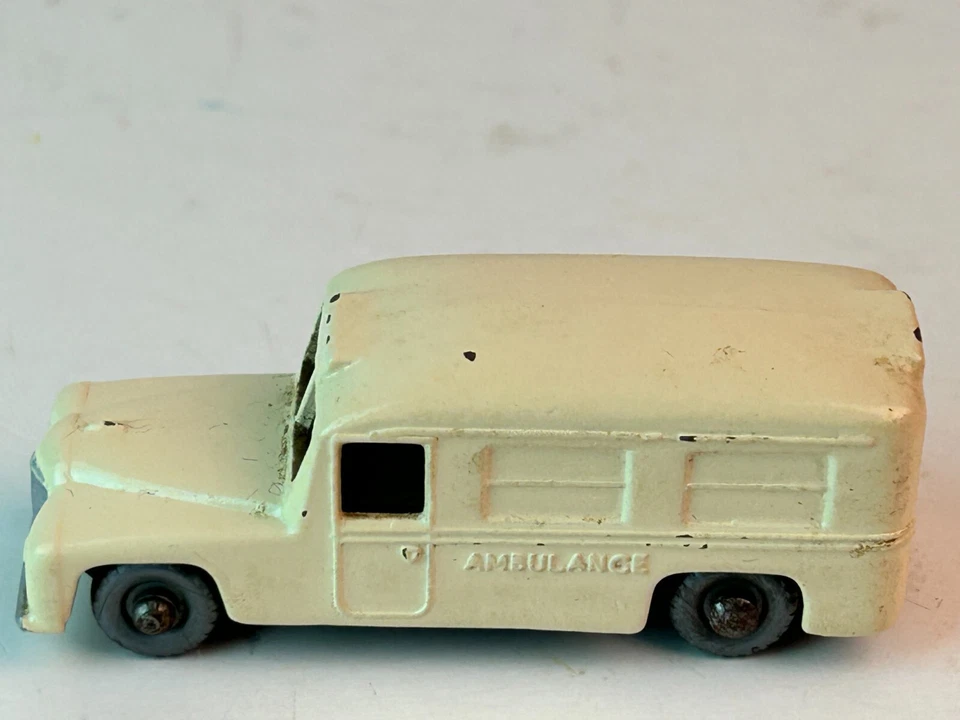 火柴盒灰色车轮编号 14 戴姆勒救护车,银色塑料车轮,重漆 — 第 3/4 张图片