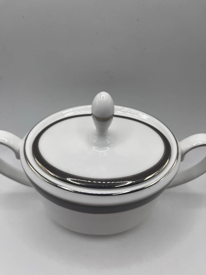 Cuenco de azúcar cubierto de duquesa Vera Wang Sable de Wedgwood Foto 3 de 4