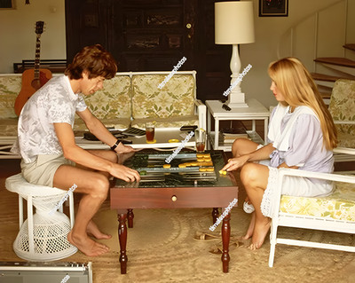 MICK JAGGER & JERRY HALL PLAYING BACKGAMMON 1983  8''x10'' Photograph