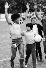 Joven estrella argentina Diego Maradona saluda a la multitud después de un Ar- Foto antigua
