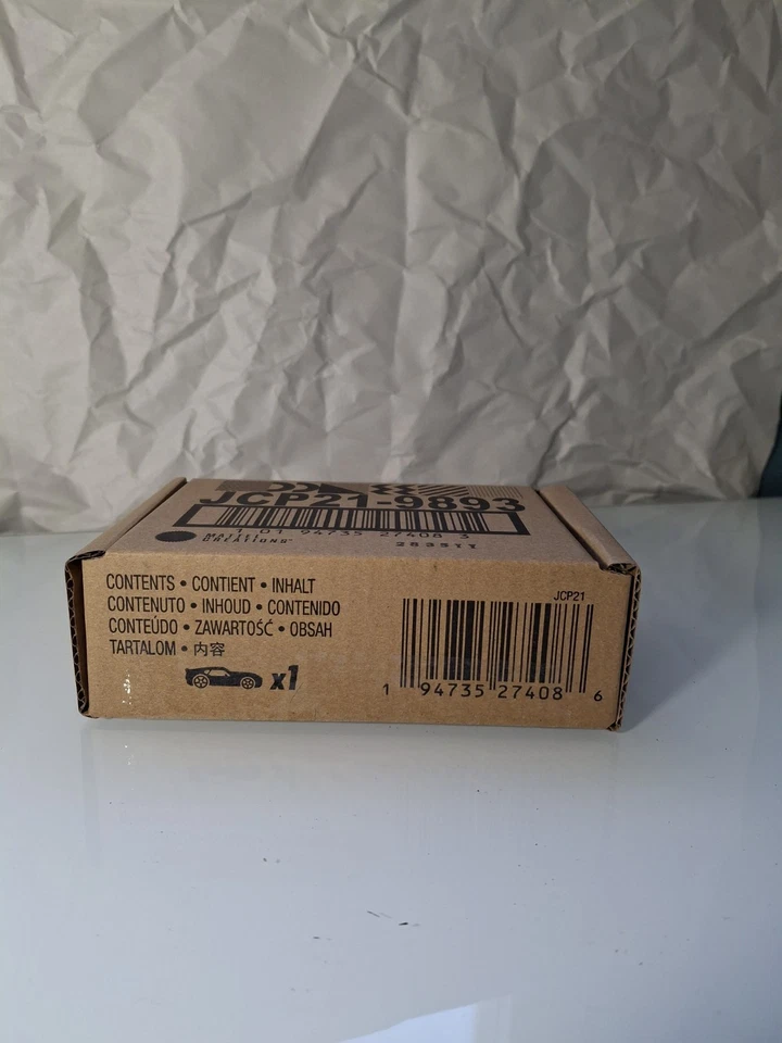 Chevy Nova SS Yenko Spectraflame 1972 exclusivo de Hot Wheels RLC púrpura en mano Foto 2 de 4