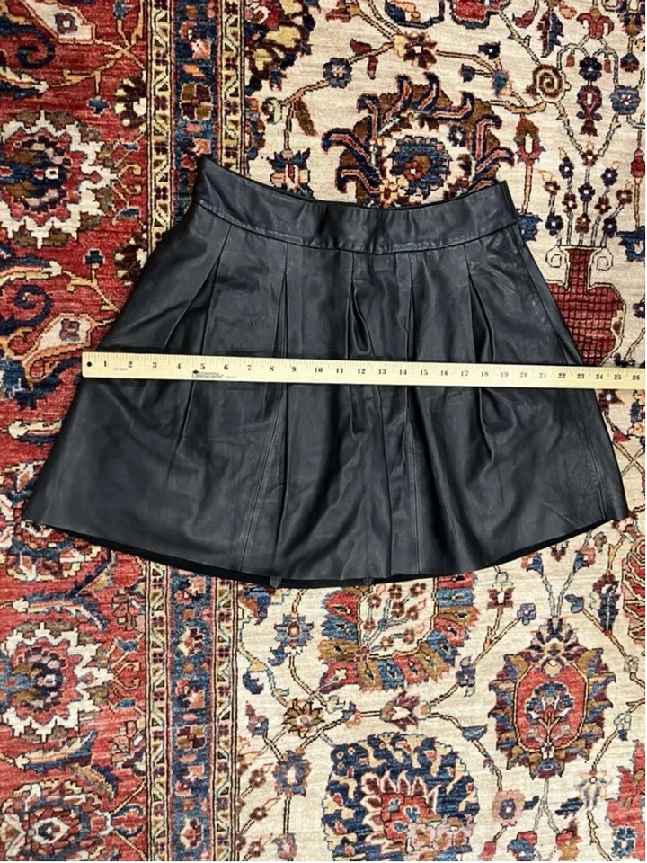 Minifalda Banana Republic plisada de cuero de cordero negra grunge whismigoth 6 Foto 3 de 4