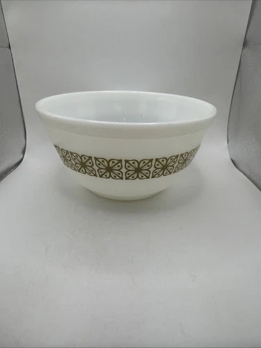 Vintage Pyrex 402 Verde Green Square Flowers 1-1/2 Qt USA Mixing Bowl