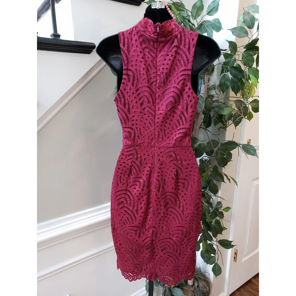 Vestido Bar III Bodycon Feminino Pequeno Borgonha Crochê Sem Mangas Decote Simulado Zíper Traseiro - Imagem 4 de 4