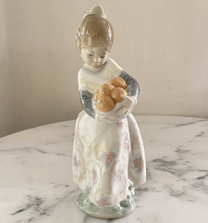 リヤドロ　バレンシアの少女 　♯4841 Lladro Porcelain #4841 'Valencian Girl' Spanish Girl w/ Oranges
