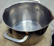 CALPHALON STOCK POT 6 QUART STAINLESS STEEL WITH DOUBLE HANDALS & POURS  - NICE