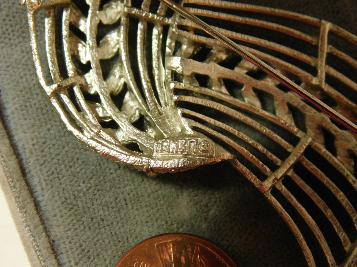 Broche Vintage Argentée Feuillage Strié En Relief Signé LISNER - Très Bon état