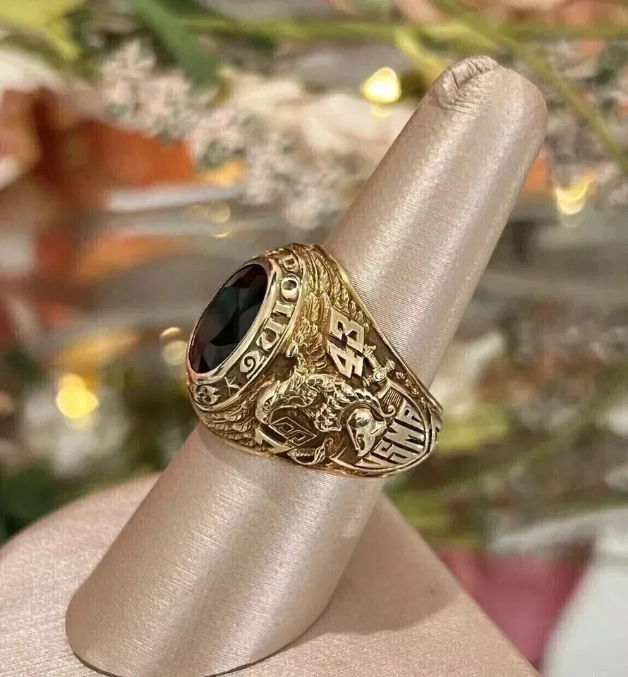Anillo militar para hombre West Point granate creado en laboratorio de 2,50 quilates acabado en oro amarillo de 14 quilates Foto 2 de 4