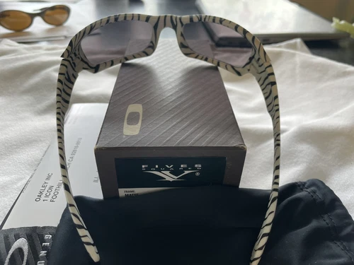 Oakley Fives Cuadrado Blanco Mate Tigre/Gris Cálido - Imagen 5 de 5
