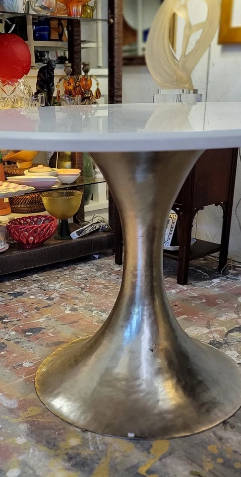 Mesa Julian Chichester Dakota martillada a mano base de tulipán ovalada piedra superior venta al por menor 8 k Foto 4 de 4