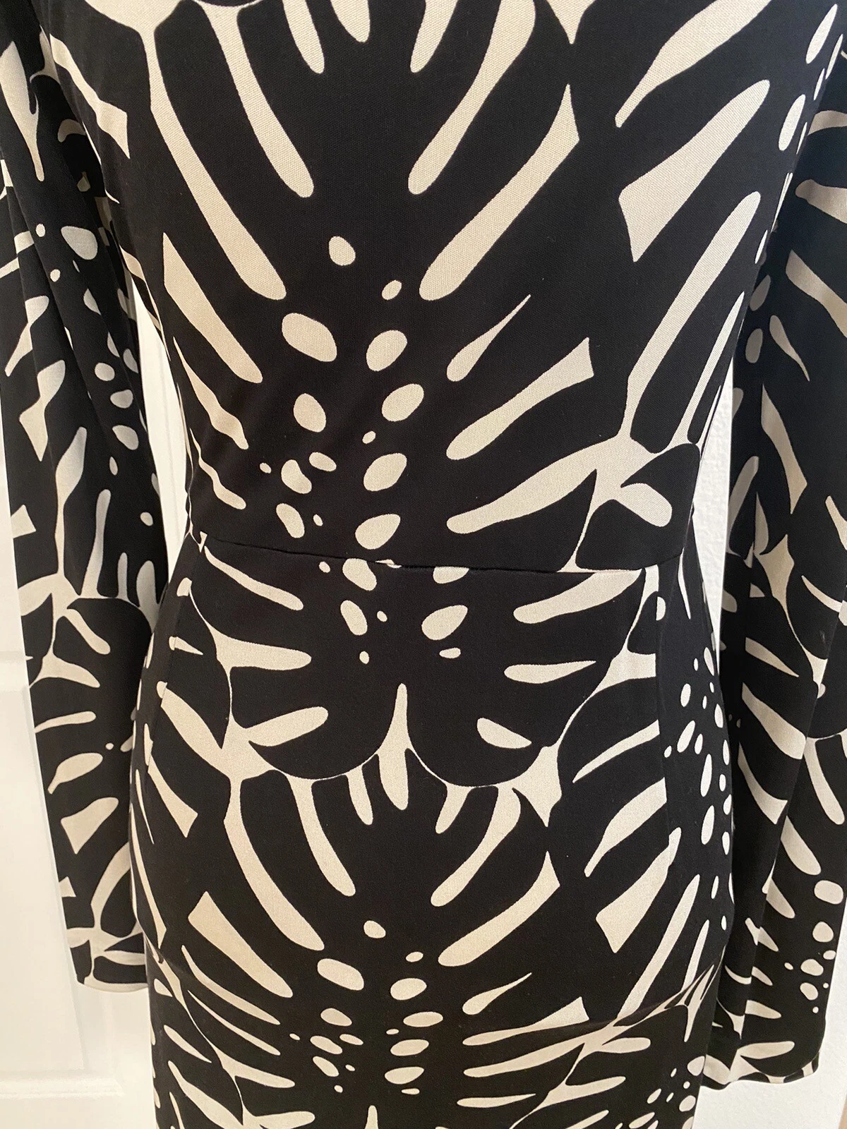 OFF WHITE Abito di seta Tory Burch collo a V bianco e nero con stampa foglie di palma taglia media