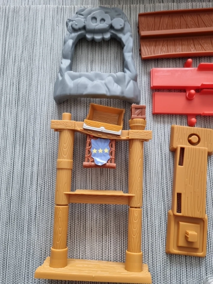 Angry Birds Go Telepods Pig Rock Raceway 9 Karts 3 Figures Pod 2013 Hasbro  - Image 4 of 4