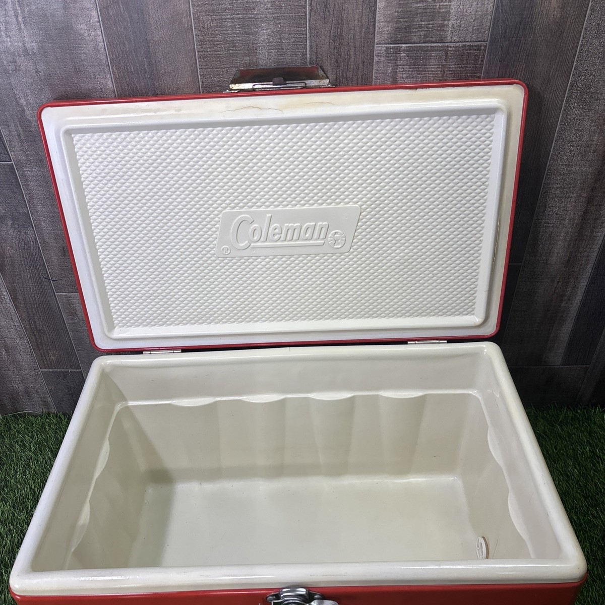 Vintage 1975 Coleman Cooler Red & White 22.5 x 16 x 13.5 Metal