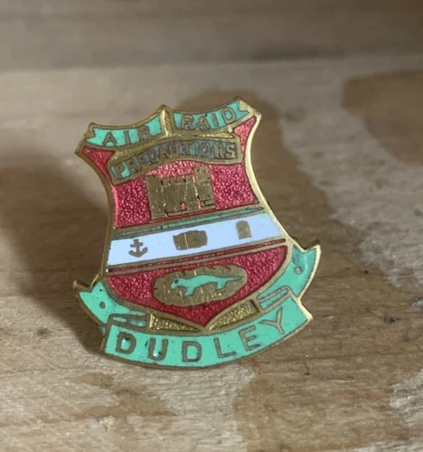 Original WW2 ARP DUDLEY VOLUNTARY SERVICE BADGE AIR RAID PRECAUTIONS