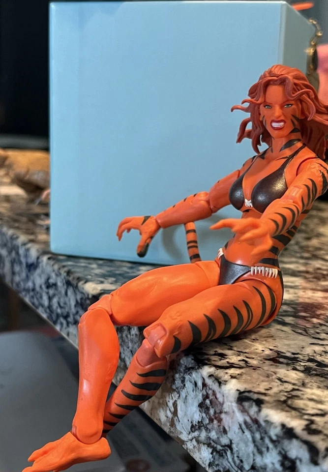 Figura de acción Marvel Legends Tigra (2 CABEZAS + 2 ESCULPIDAS a mano) Retro 2021 Hasbro Foto 4 de 4