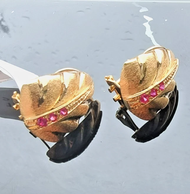 750 18K ROSE GOLD NATURAL PINK RUBY OMEGA CLIP LEAF EARRINGS 7 GRAM - Image 4 of 4