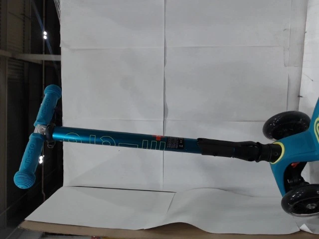 Usado Como Nuevo - Micro Kickboard Maxi Micro Deluxe Scooter Plegable, Verde Gasolina Foto 2 de 4