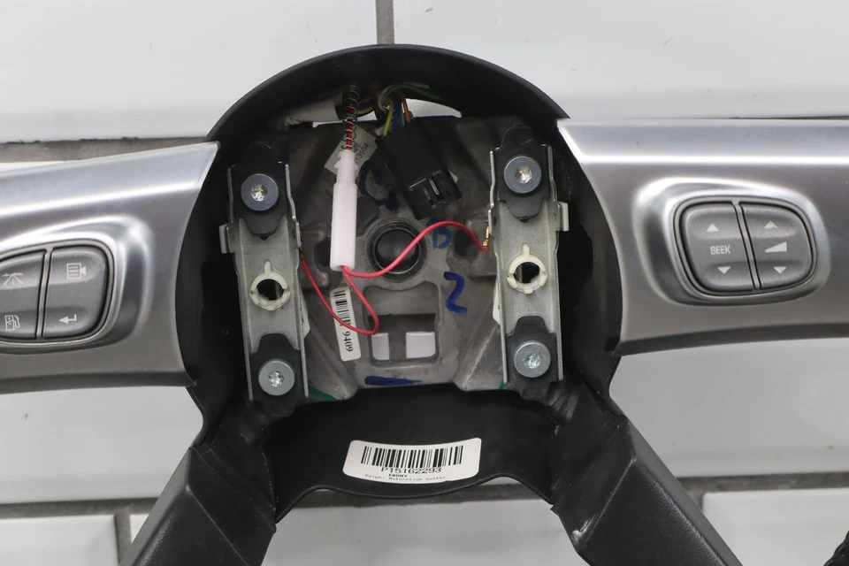 03-06 Volante de cuero para conductor Chevy SSR con interruptores (negro/satinado) Foto 2 de 4