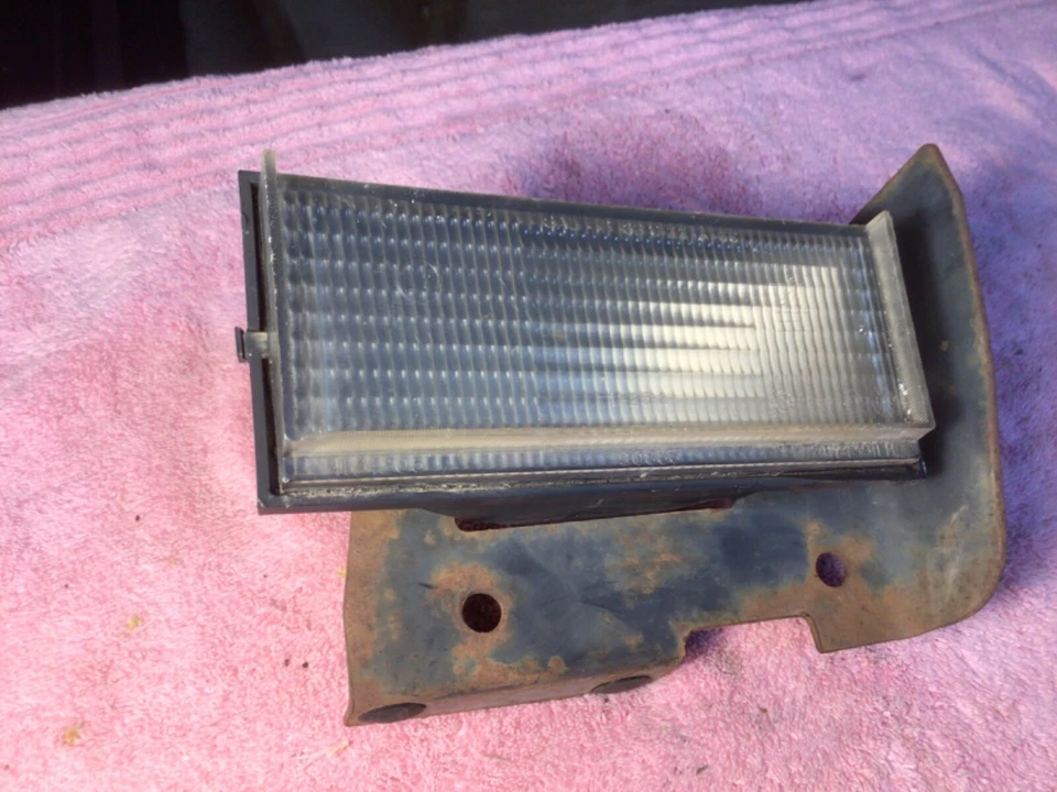 ПАРКОВОЧНАЯ ЛАМПА Chrysler 4174391 левая с КРОНШТЕЙНОМ 1982-1987 Chrysler New Yorker б/у - Изображение 3 из 4