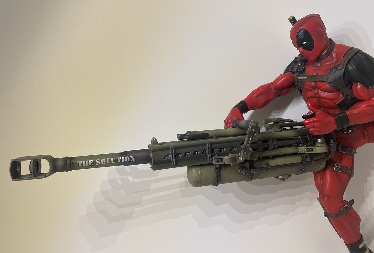 DEADPOOL on VESPA Gentle Giant 1/6 Statue with flaws. Read the ad