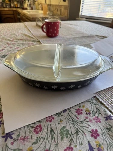 PYREX Snowflake Divided Oval Glass Dish with Lid 1.5 Quart Vintage