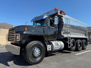 MACK RD688S TRI AXLE DUMP TRUCK 8LL TRANSMISSION 17 FT ALUMINUM DUMP BED