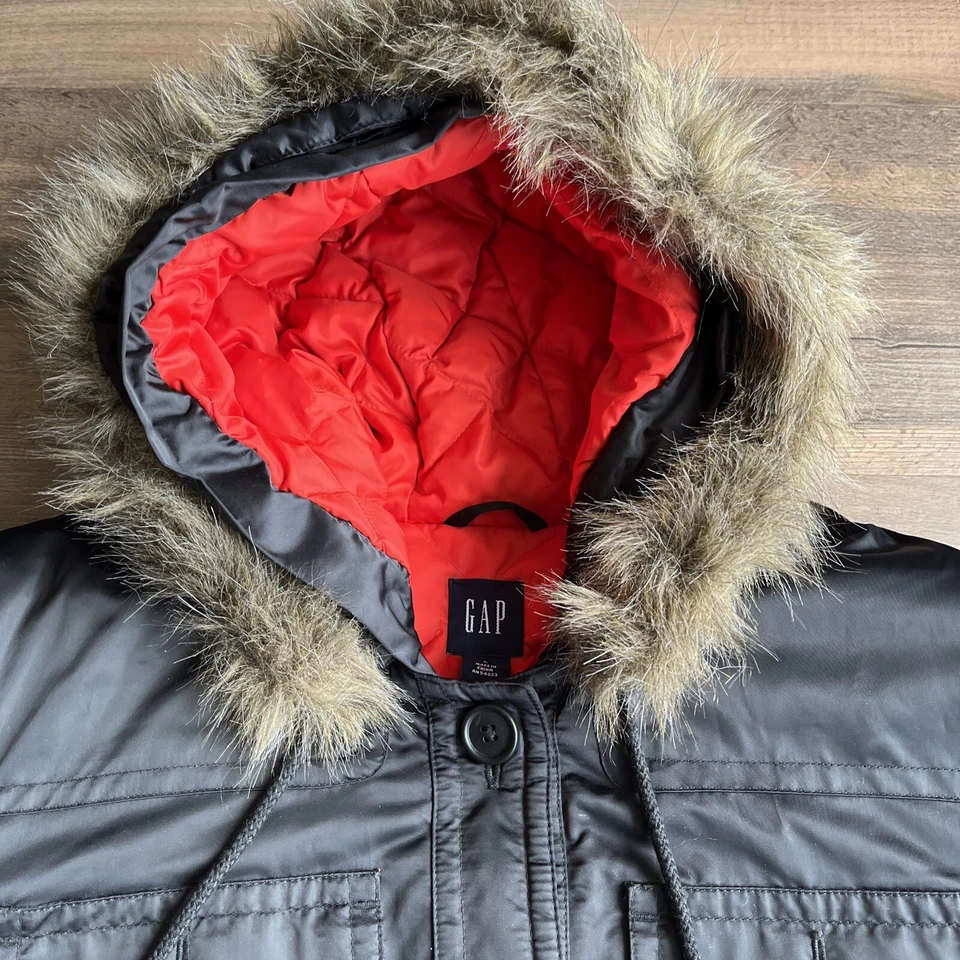 Chaqueta parka de plumón negra grande Gap para niñas Foto 2 de 4