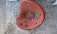 SEDILE ANTICO PER TRATTORE IN FERRO DA RESTAURARE MISURE 34X42 CM