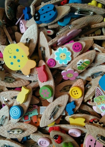 JOB LOT 50 BRAND NEW/HANDMADE CHILDREN'S WOODEN BROOCHES (party bags,fetes etc)