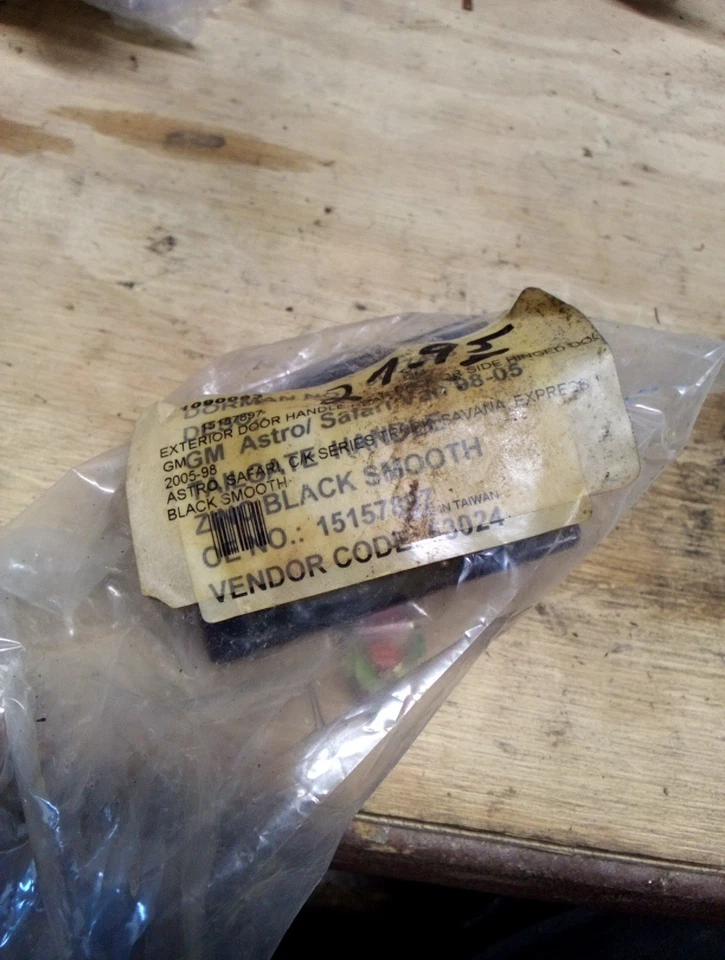 15157897 Manija de pestillo de puerta exterior para camioneta de carga Chevy Express 1500 2500 3500 Foto 3 de 3