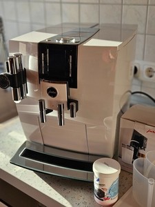 Jura J6 Kaffeevollautomat, Piano White, in sehr gutem Zustand mit wenig Bezügen