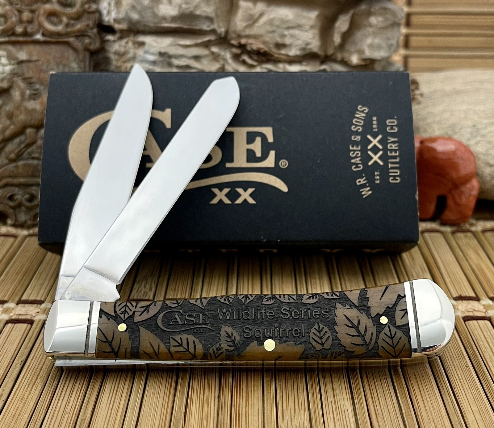 Case XX USA Antique Bone SQUIRREL Wildlife Series Trapper Pocket Knife
