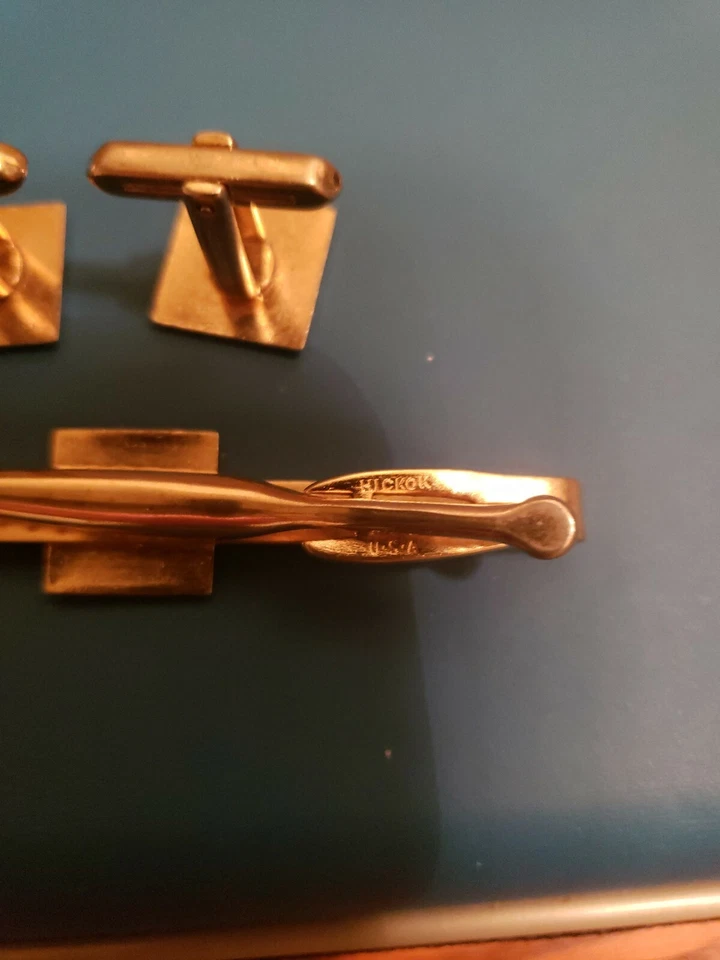 Juego de gemelos y clips de corbata Hickok tablero de ajedrez esmalte rojo y blanco Foto 4 de 4