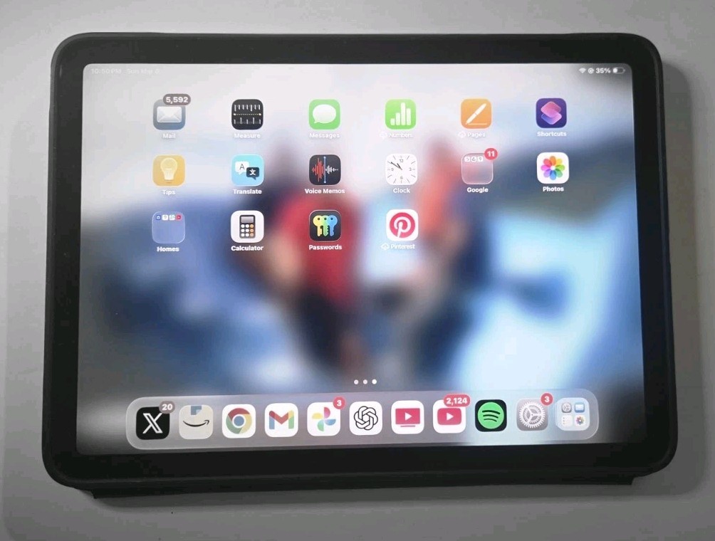 Apple iPad Air (5th Generation), 64 GB, Wi-Fi, 10.9